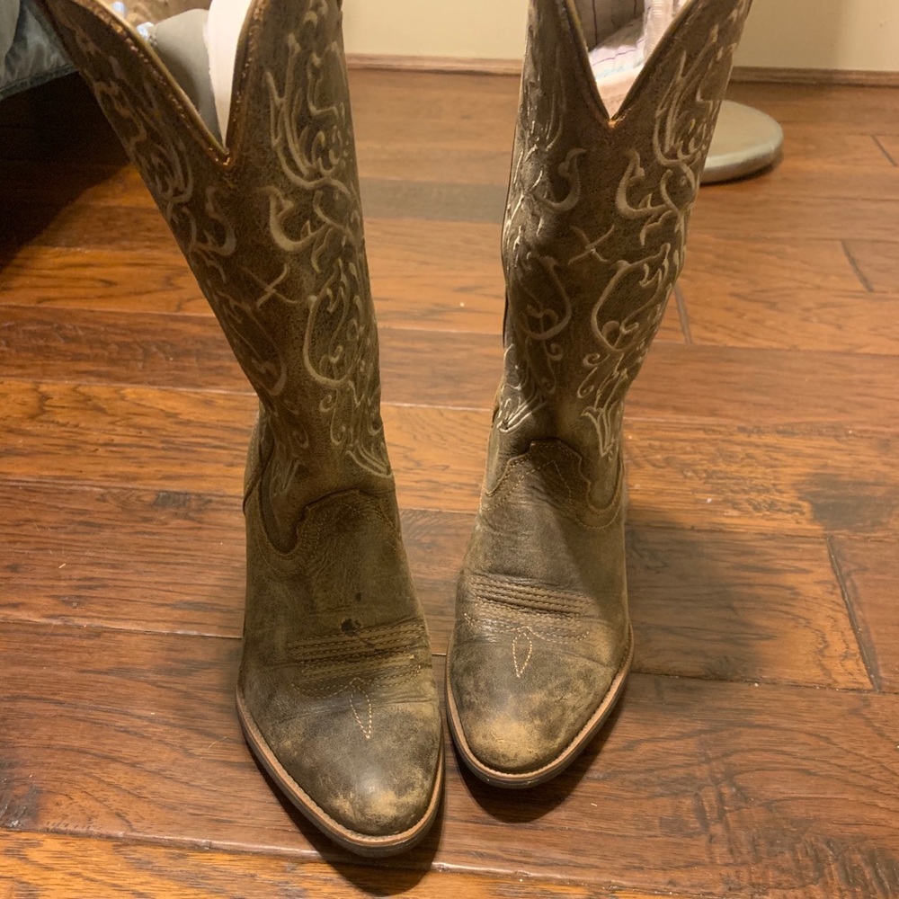 Women's brown cowgirl boots